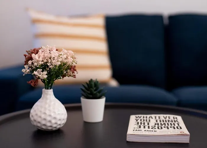 Welcoming Modern In The Center *